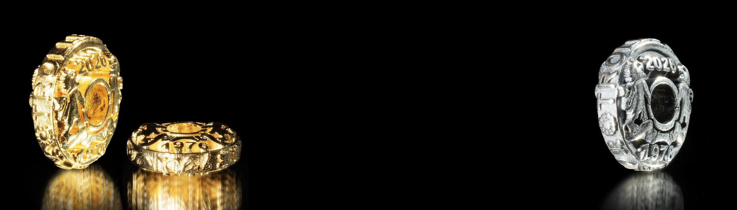 ブラックの背景に映える、ディテール豊かなゴールドプレーティング＆スターリングシルバーのジュビリーコイン